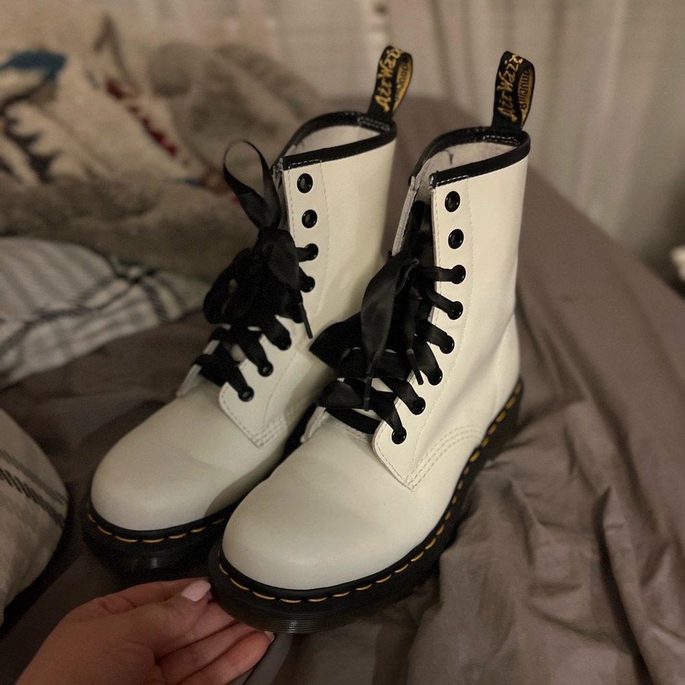 White lace up Dr Marten boots. - Picture 3 of 5
